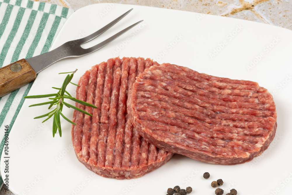 steaks hachés cru dans une assiette steaks hachés cru dans une assiette