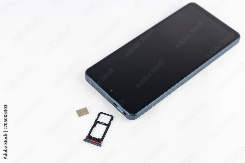 スマートフォンのsimカードを入れ替えるイメージ スマートフォンのsimカードを入れ替えるイメージ