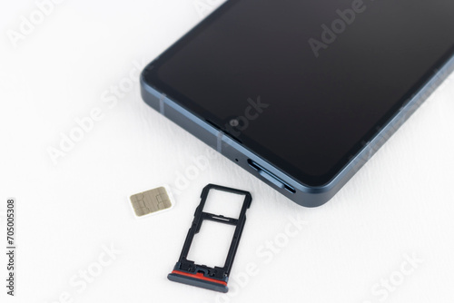 スマートフォンのsimカードを入れ替えるイメージ