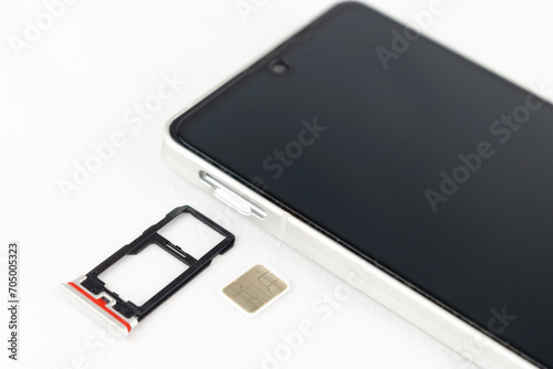 スマートフォンのsimカードを入れ替えるイメージ