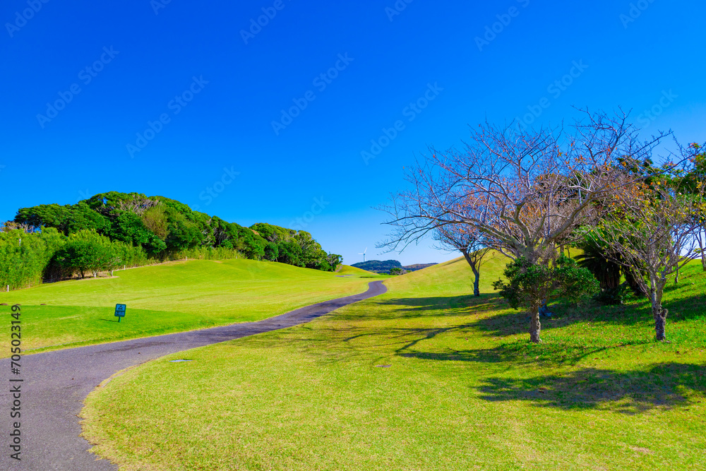 爽やかな青空のゴルフ場・ティーイングエリアのスタート地点とコース（神奈川県湯河原町）