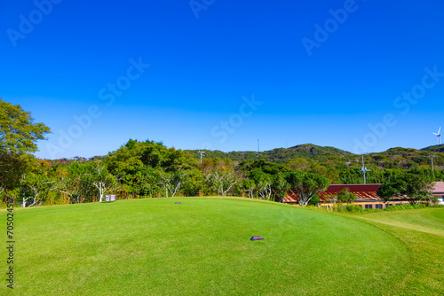 雄大な青空のゴルフ場・ロングコースのティーイングエリアのスタート地点の風景（神奈川県湯河原町）