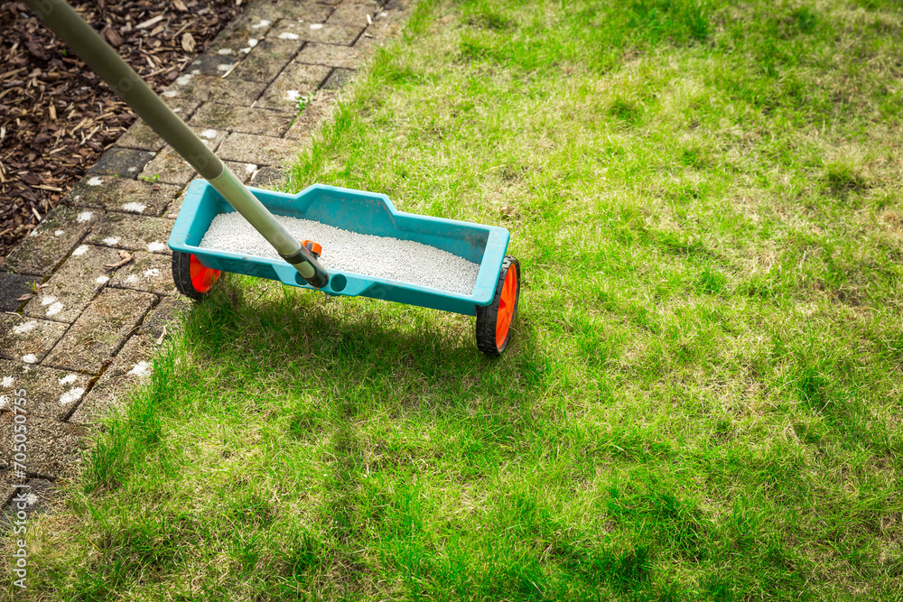 Fotografie Lawn care - Lawn Spring Fertilization tool