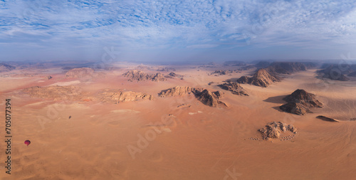 Vue a  rienne depuis une montgolfi  re du c  l  bre d  sert du Wadi Rum en Jordanie