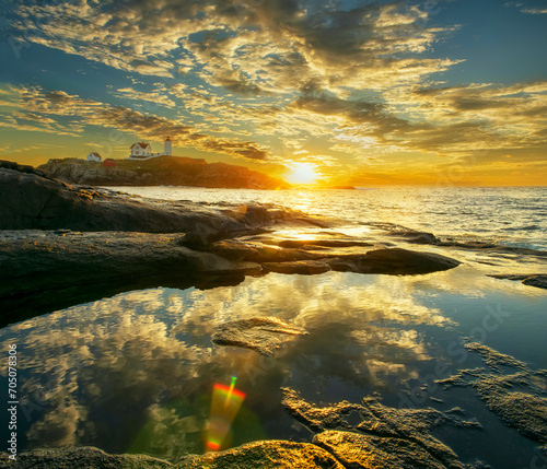 Foto Magnificent landscape of a Nubble lighthouse at dawn