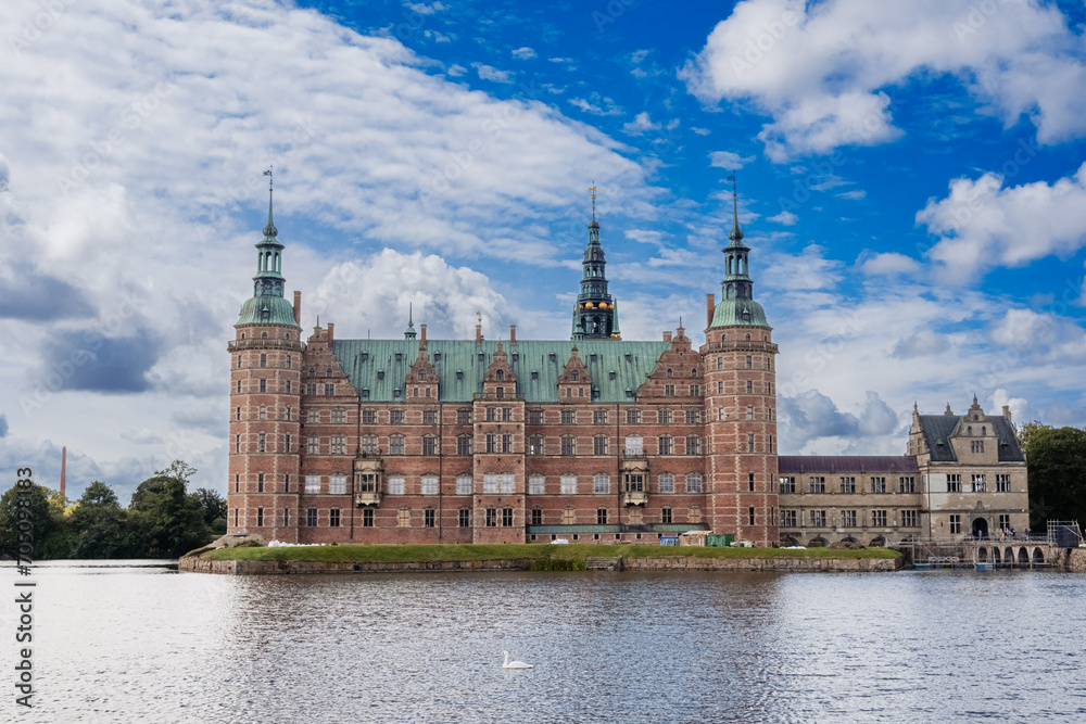 Obraz premium Sculptures and facades of Frederiksborg, palace in Copenhagen.