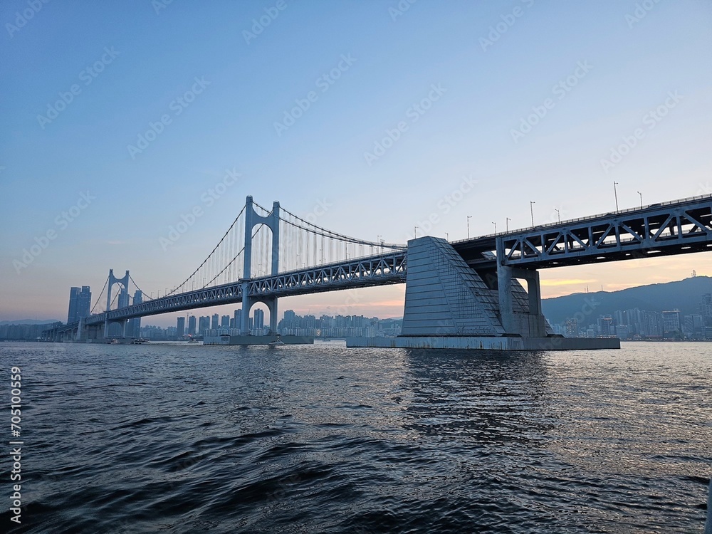 Naklejka premium 노을지기 전 대교