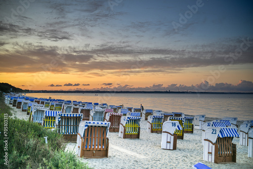 Strandk  rbe im Sonnenuntergang am Timmendorfer Strand Ostsee