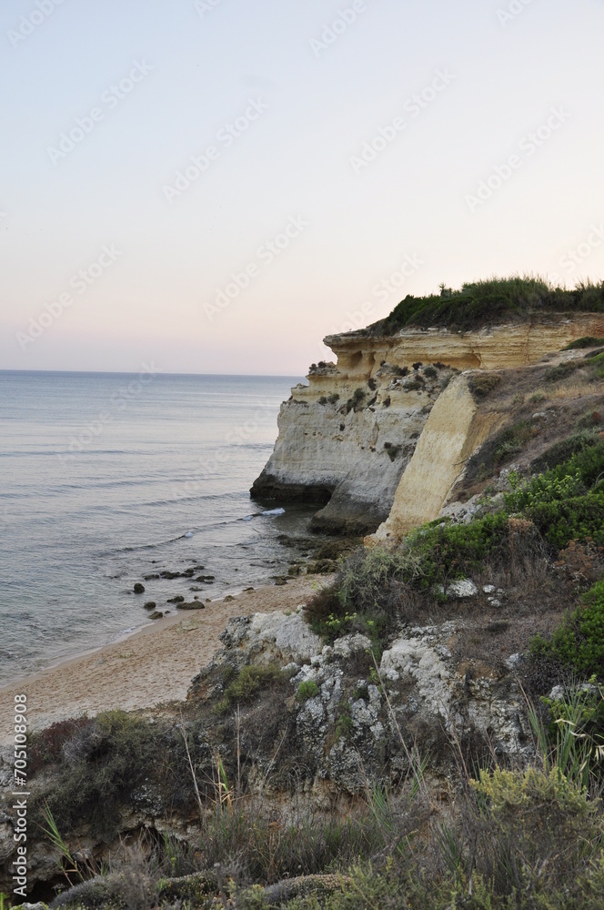 Portugalia, wybrzeże plaża Algarve, skaliste formacje, wieczór