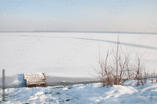 Polski krajobraz zimowy jezioro pokryte lodem i sniegiem