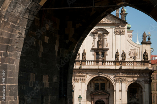 Zabytkowa architektura, uliczka w Pradze, Czechy