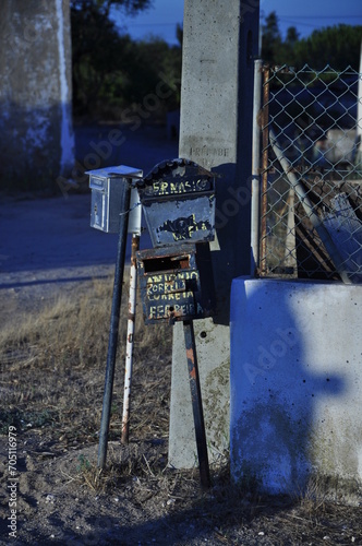 Stara skrzynka pocztowa, zdjęcie wieczorne
