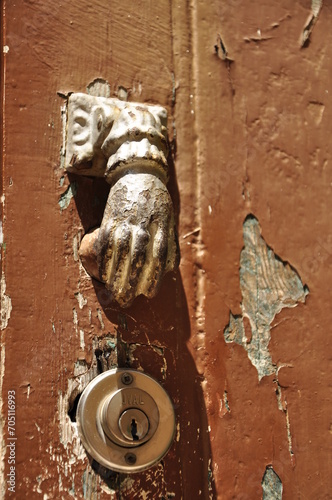 Stare drzwi - detal kołatka w kształcie dłoni