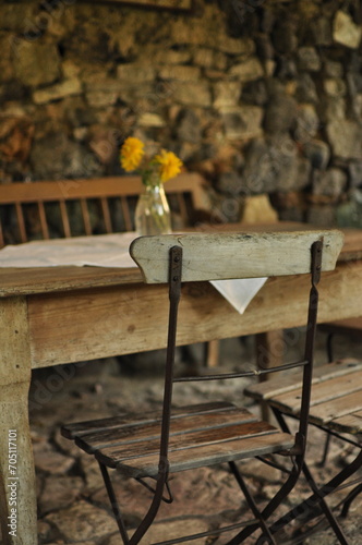 Rustykalna restauracja w Polsce, stare krzesła, drewniane stoły, ogródek