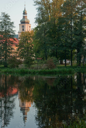 Park z kościołem, klasztor, Rudy Raciborskie, Polska, jezioro, wieża, zachód słońca