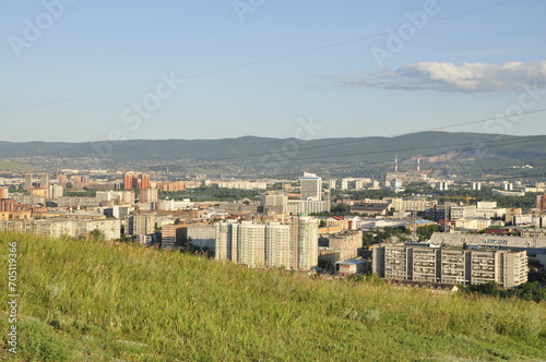 Syberyjskie miasto Krasnojarsk, Rosja, wzgórze nad miastem, wieża, pomniki, krajobraz miasta, domy, bloki