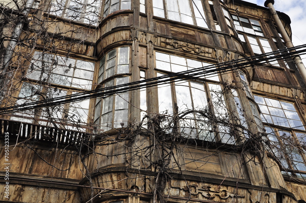 Stare budynki, fasady, zniszczone drzwi, detale architektoniczne, zabytki historyczne, centrum miasta. Stare budynki, fasady, zniszczone drzwi, detale architektoniczne, zabytki historyczne, centrum miasta.
