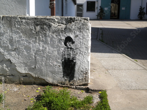 Mural grafitti na murku przy ulicy w Portugalii © Ornela