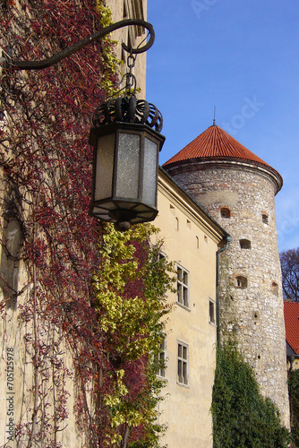 Zamek Pieskowa Skała widok z dziedzińca na wieżę i mur © Ornela
