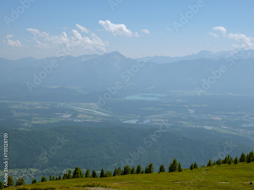Panoramaausblick auf das Kärntner Becken und die Alpen bei Sommerwetter
