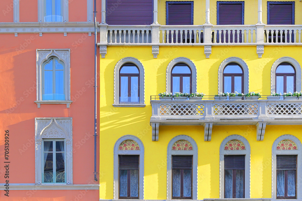 palazzi colorati di como, italia, colorful buildings in como, italy 