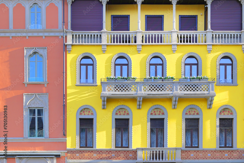 palazzi colorati di como, italia, colorful buildings in como, italy 
