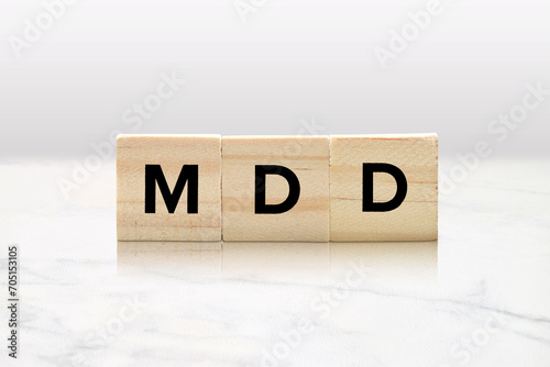 Foto MDD Awareness Concept with Wood Tiles on White Background - Major Depressive Dis