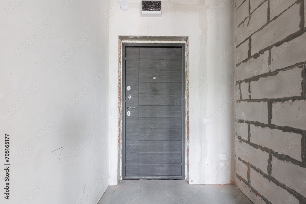 Fototapeta premium interior of the apartment without decoration in gray colors. rough finish