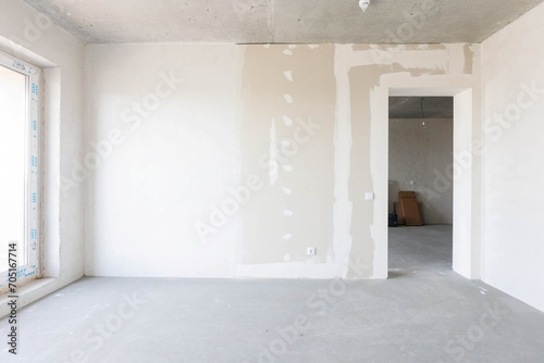 Fototapeta Naklejka Na Ścianę i Meble -  interior of the apartment without decoration in gray colors. rough finish