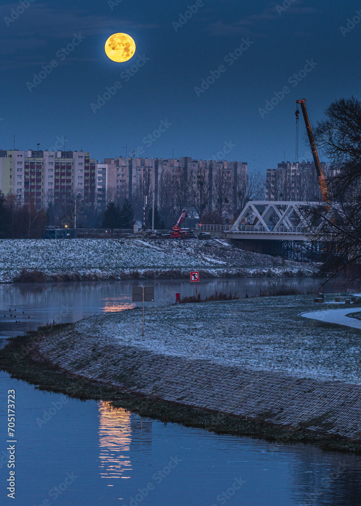 pełnia księżyca w mieście Opole nad rzeką Odrą - obrazy, fototapety, plakaty 