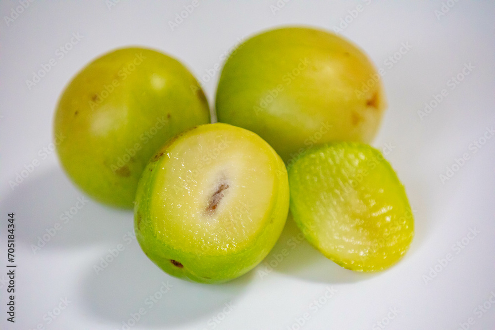 Obraz premium Ripe umbu fruit (Spondias tuberosa). Typical of the hot regions of Brazil