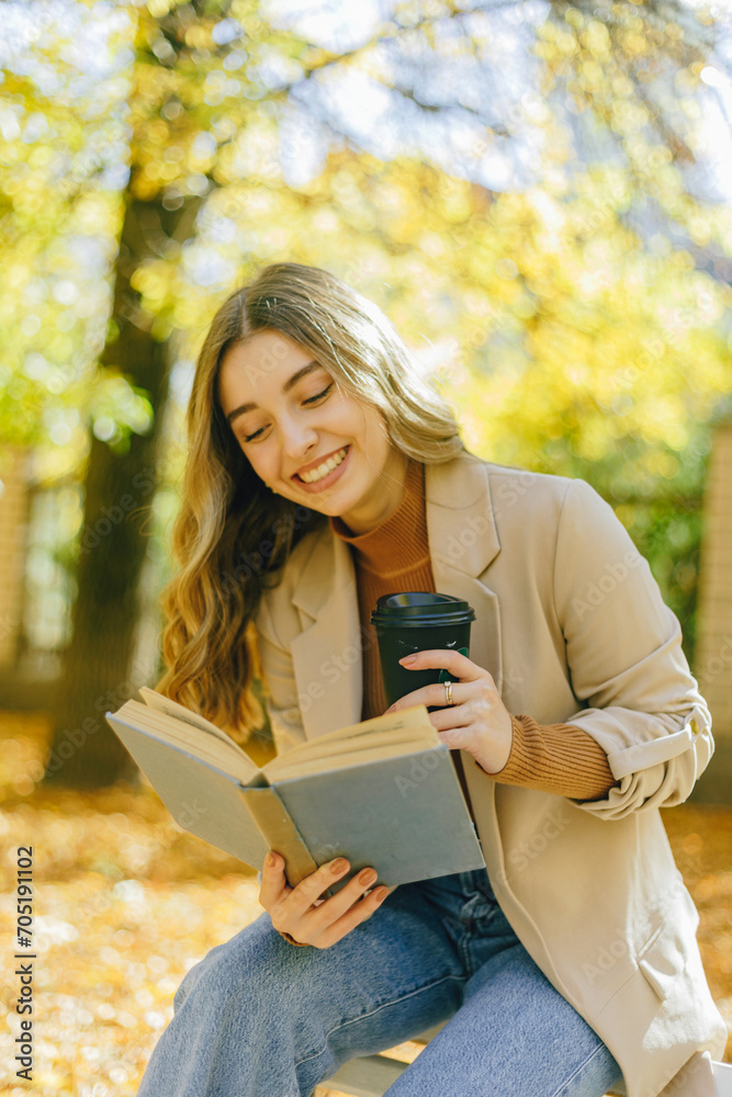 Obraz premium woman reading a book in the park
