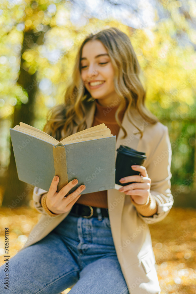 Obraz premium woman reading book in park
