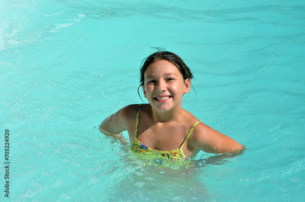 criança sorridente em água de piscina nas férias de verão criança sorridente em água de piscina nas férias de verão