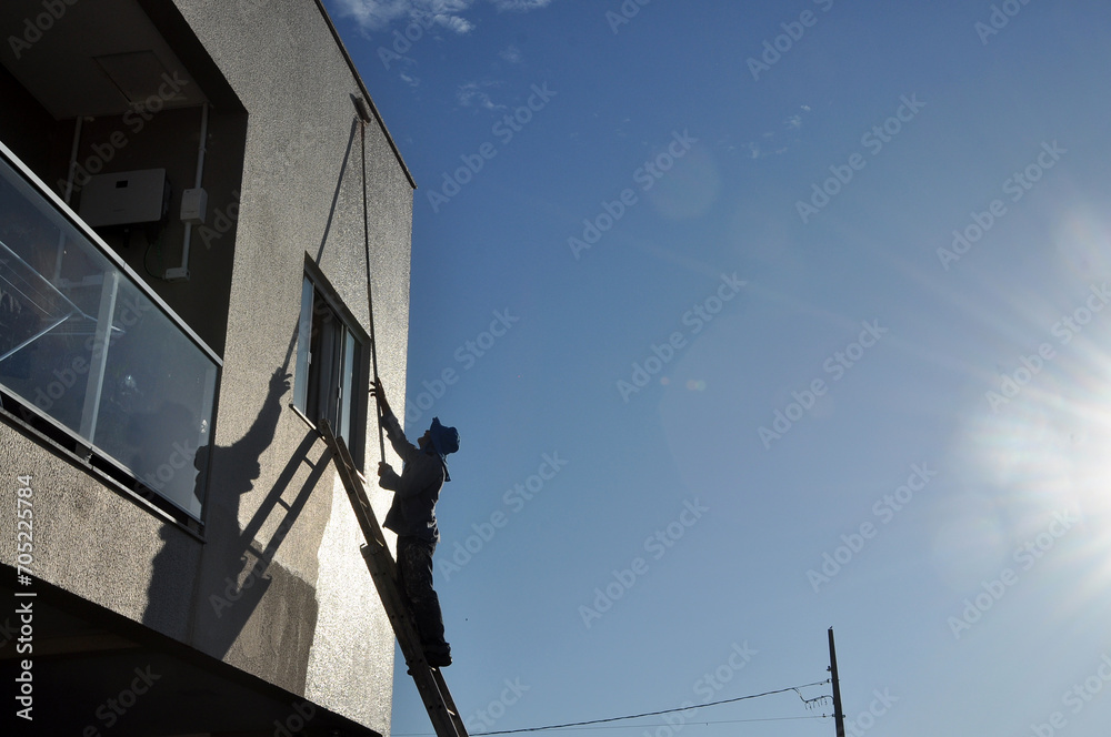 pintor trabalhador pintando casa pintor trabalhador pintando casa