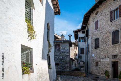 Architecture and art in the ancient fortified village of Valvasone