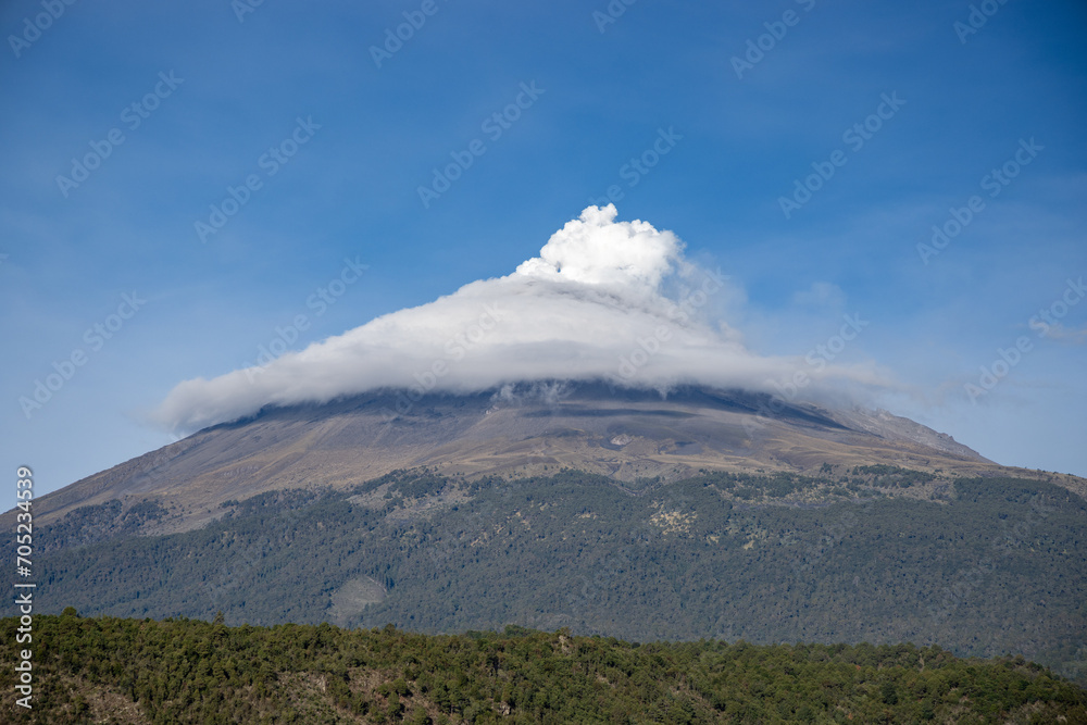 Amanecer frente al volcán Popocatépetl
