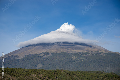 Amanecer frente al volcán Popocatépetl 