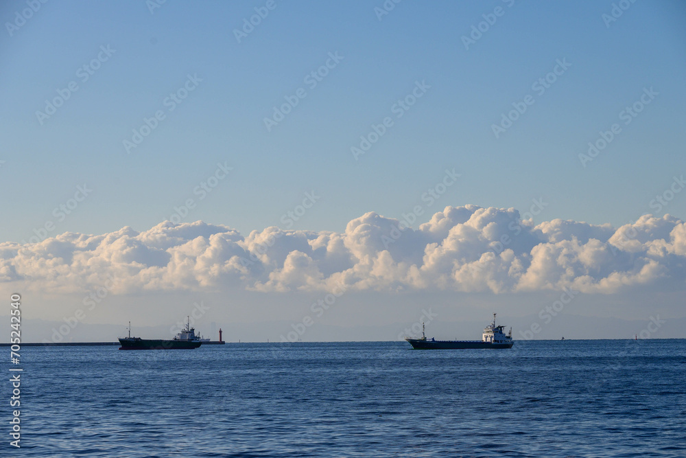 大阪湾に浮かぶ雲と船。兵庫県芦屋浜より撮影