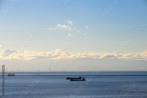 大阪湾に浮かぶ雲と船。兵庫県芦屋浜より撮影