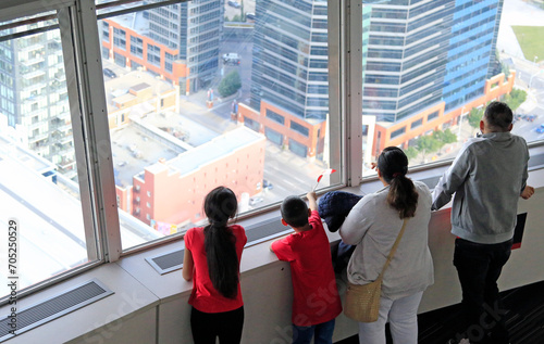 Une famille visite la tour d'observation de Calgary. Alberta, Canada
