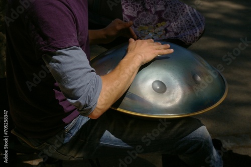 Handpan , instrument à percussion.