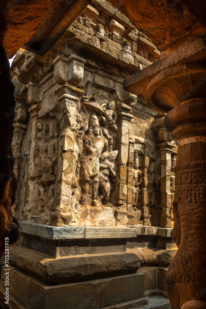 Thiru Parameswara Vinnagaram temple ancient columns and idol statues decoration, Kanchipuram, Tondaimandalam region, Tamil Nadu, South India Thiru Parameswara Vinnagaram temple ancient columns and idol statues decoration, Kanchipuram, Tondaimandalam region, Tamil Nadu, South India