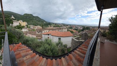 veduta panoramica dall'alto di una cittadina da un terrazzo