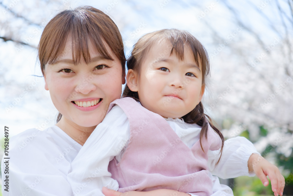 Fototapeta premium 花見をする女の子とお母さんのポートレート