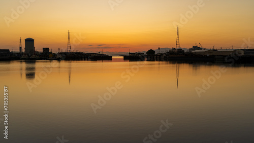 夕焼けが美しい港風景(夕日百選)
Port scenery with a beautiful sunset (100 sunset selections)
日本(冬)
Japan (winter)
九州・福岡県大牟田市
Omuta City, Fukuoka Prefecture, Kyushu
(三池港　夕焼け航路)
(Miike Port Sunset Route) photo