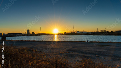 夕焼けが美しい絶景風景(夕焼けの航路)(夕日百選)
Spectacular scenery with a beautiful sunset (sunset route) (100 sunset selections)
日本(冬)
Japan (winter)
九州・福岡県大牟田市
Omuta City, Fukuoka Prefecture, Kyushu
(三池港　夕焼け航路)
 photo