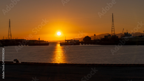 夕焼けが美しい絶景風景(夕焼けの航路)(夕日百選)
Spectacular scenery with a beautiful sunset (sunset route) (100 sunset selections)
日本(冬)
Japan (winter)
九州・福岡県大牟田市
Omuta City, Fukuoka Prefecture, Kyushu
(三池港　夕焼け航路) photo