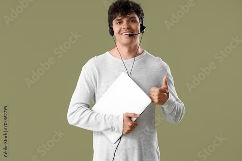 Male technical support agen...