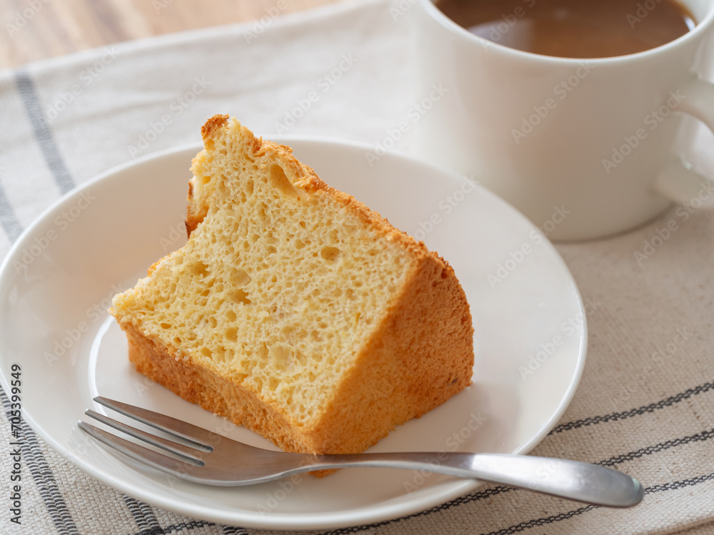 手作りのシフォンケーキとホットコーヒー 手作りのシフォンケーキとホットコーヒー